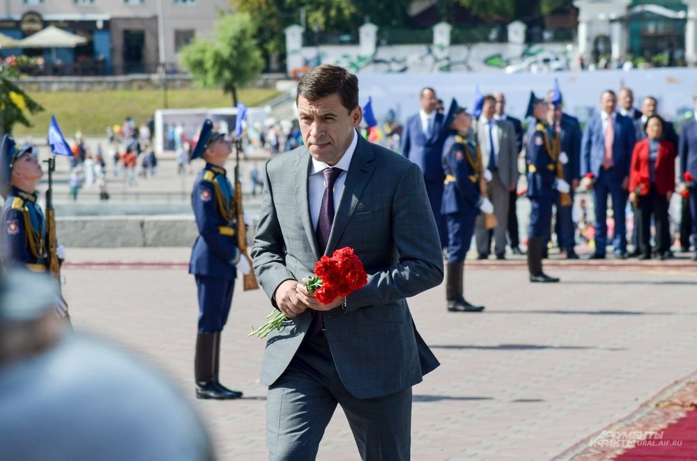 Возложение цветов памятнику отцам-основателям Екатеринбурга Де Геннину и Татищеву. 20 августа 2017 года