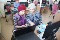 Пожилые люди будут учиться азам работы с компьютером.