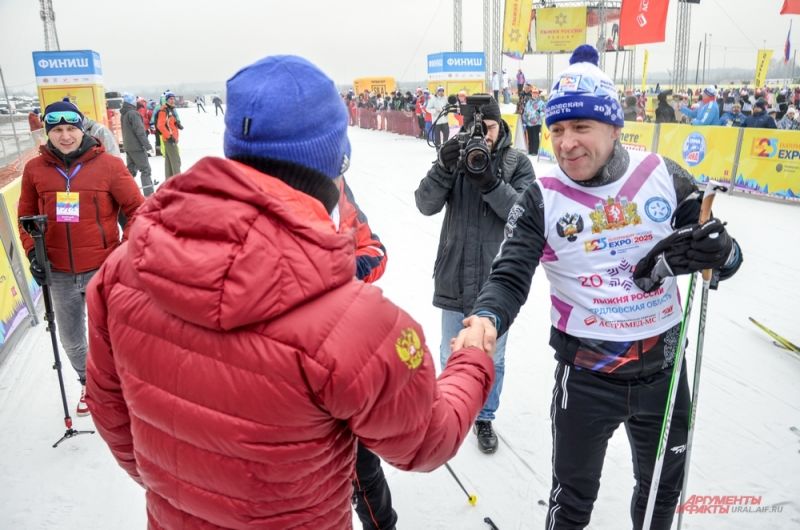 Антон Шипулин приветствует приехавшего к финишу губернатора на «Лыжне России – 2018». 11 февраля 2018 года
