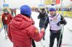 Антон Шипулин приветствует приехавшего к финишу губернатора на «Лыжне России – 2018». 11 февраля 2018 года