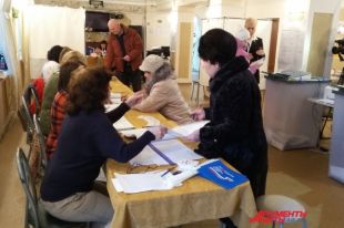 Не смотря на ранний час, в Перми на улице Лебедева 40 в первые же минуты после открытия участка пришли избиратели.