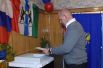 Депутат Госдумы Александр Карелин традиционно голосует на избирательном участке на территории военного санатория в Новосибирске.