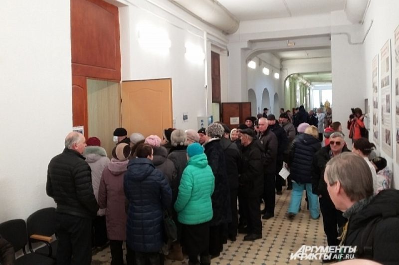 В Пермской краевой больнице на участке огромная очередь из желающих проголосовать.