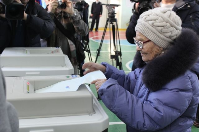 Утром 18 марта баба Лена пришла на участок, чтобы отдать свой голос на выборах президента РФ.