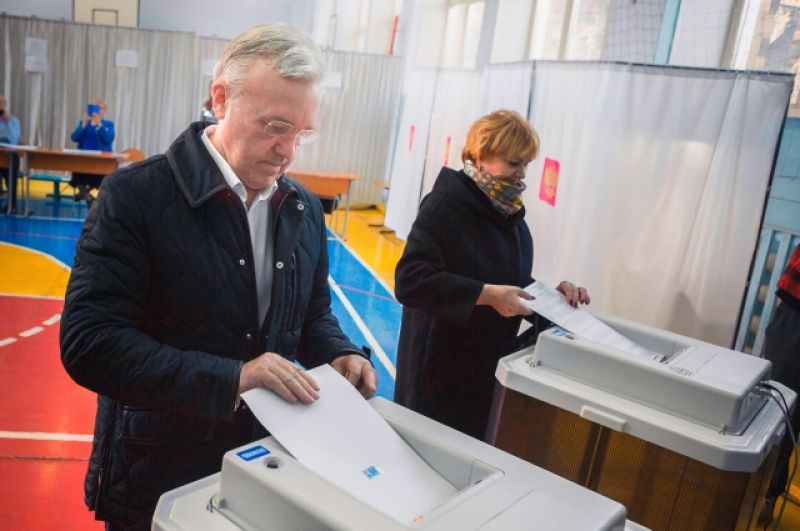 Врио губернатора Красноярского края Александр Усс проголосовал одним из первых. Пришёл на участок вместе с супругой в 8 часов утра.