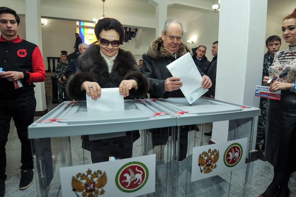 Под пристальным вниманием фото- и телекамер Шаймиевы проголосовал.