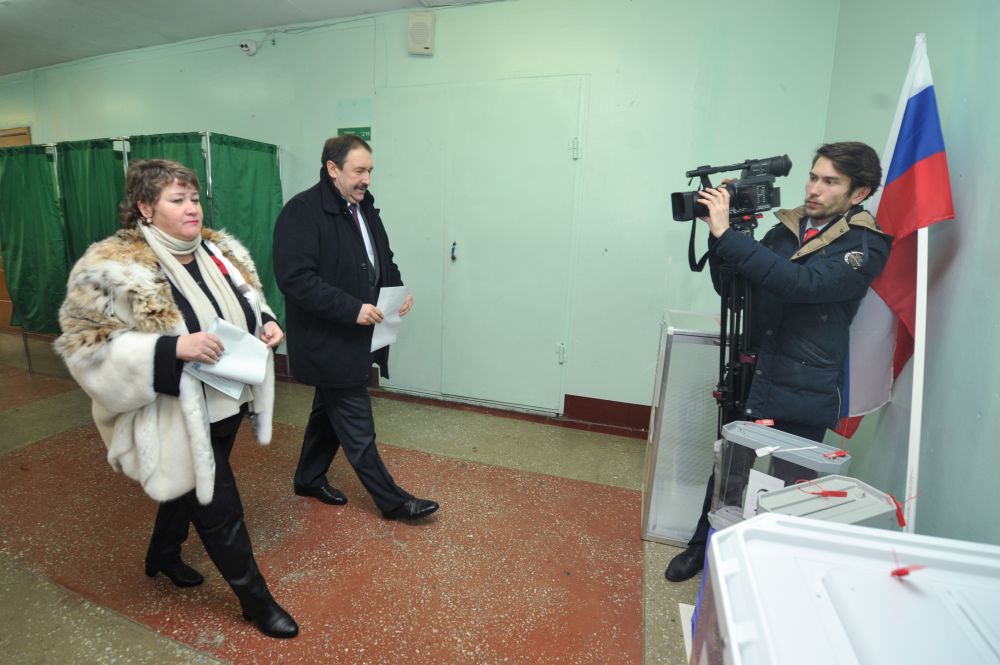Председатель Правительства РТ Алексей Песошин исполнил свой гражданский долг в избирательном участке №241, расположенном в Ново-Савиновском районе Казани. На участок Алексей Песошин прибыл вместе с супругой.