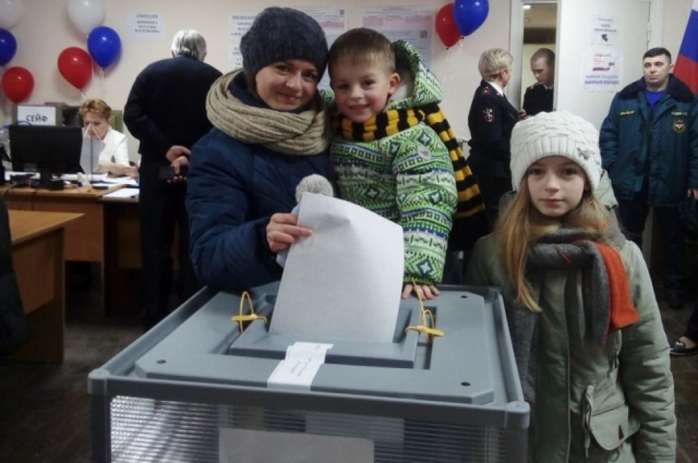 Избиратели приходят целыми семьями вместе с детьми.
