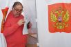Бизнесмен, основатель USM Holdings Алишер Усманов голосует на выборах президента РФ на избирательном участке в Москве.