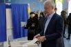 Мэр Москвы Сергей Собянин во время голосования на выборах президента РФ на избирательном участке № 90 в Москве.