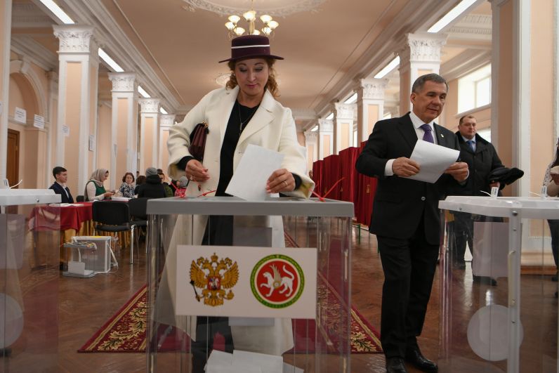 Вместе с президентом проголосовала и его супруга Гульсина.