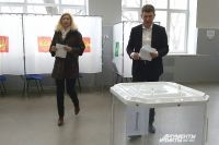 Максим Решетников пришёл на избирательный участок с супругой.