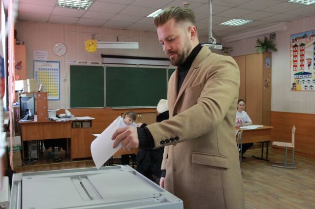 Арсений Бородин голосует в Барнауле.