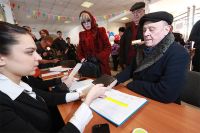 Актеры Владимир Меньшов и Вера Алентова голосуют на выборах президента РФ на избирательном участке в Москве.