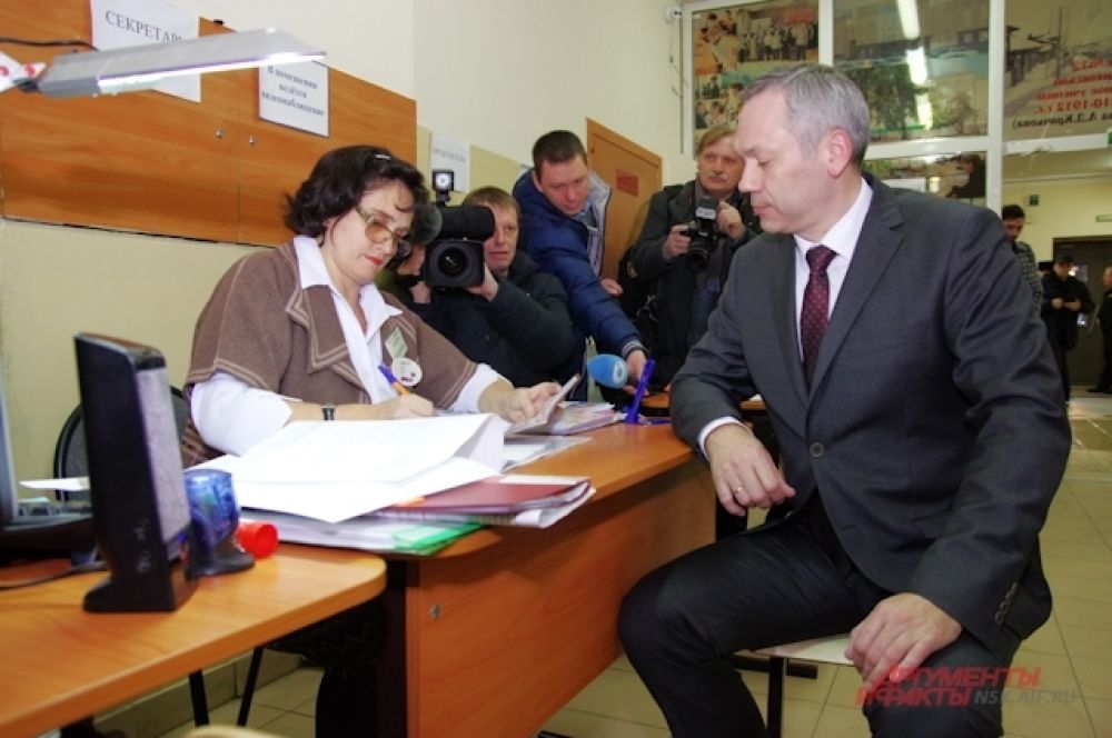 Врио губернатора Новосибирской области Андрей Травников проголосовал сам, и признал, что удовлетворен организацией выборов