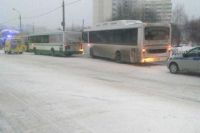 На месте столкновения автобусов работали сотрудники ГИБДД и врачи "Скорой".