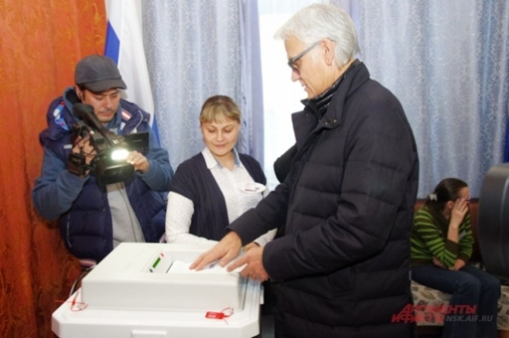 Перед выступлением артист пошел на избирательный участок по адресу улица Саратовская, 24А