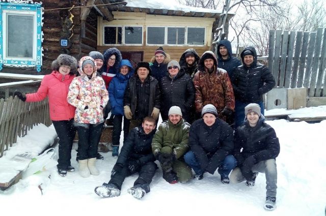На помощь деду в Курашим приехали 14 волонтёров из Перми.