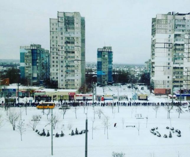 Однако, даже помощь горожан не помогла - с самого утра на остановках общественного транспорта образовались километровые очереди на маршрутки и автобусы. Увы, но до 9 утра транспортное сообщение было практически парализовано.