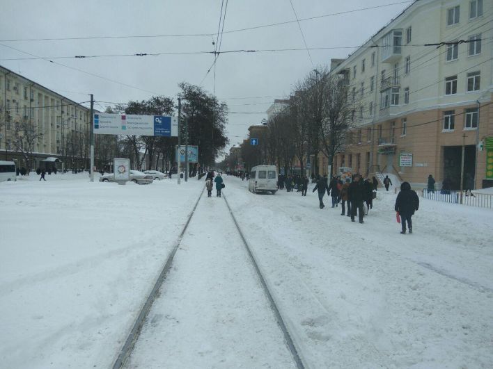 Люди шли даже по проезжей части, поскольку общественный транспорт в назначенный срок на работу не вышел - депо и АТП остались заблокированными в снегу.