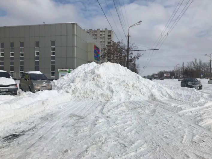 Утром в понедельник горожан встретили метровые сугробы. В центре Днепра снег начали расчищать уже с самого утра, собирая его в огромные кучи, поскольку, по признанию мэра Бориса Филатова, - его некуда было вывезти.