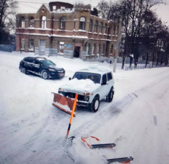 Многие жители города и автомобилисты решили помочь коммунальщикам и расчистили с лопатами свои дворы, а некоторые сознательные автомобилисты помогали расчищать дорогу своими силами. К примеру, как этот водитель