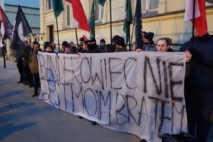 У посольства Украины в Польше депутат сжег портреты Бандеры и Шухевича