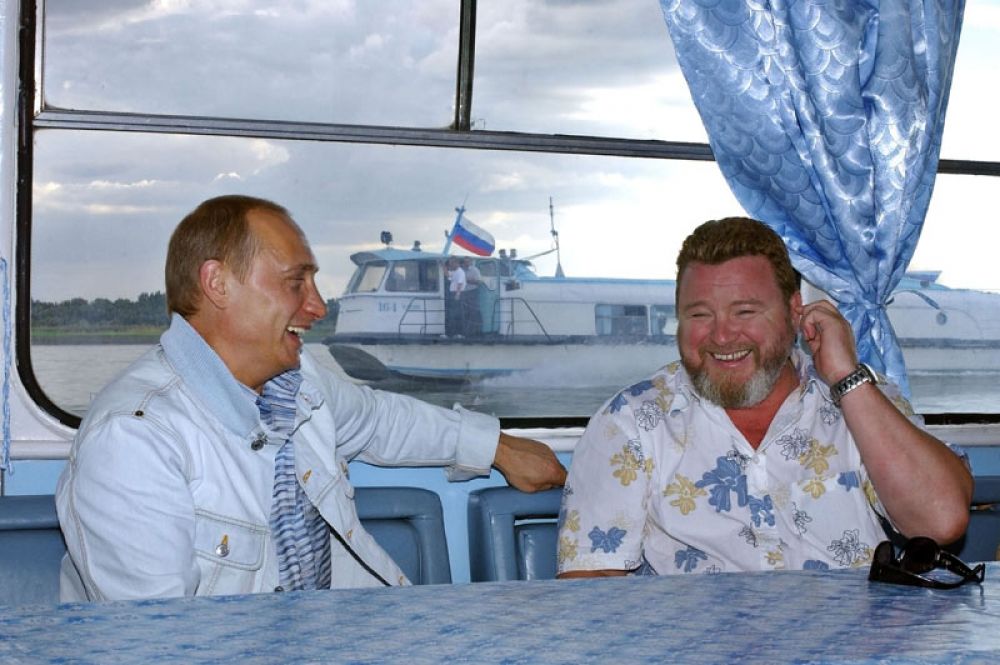 В 2004 году пародист, актер, певец и телеведущий Михаил Евдокимов был избран четвертым губернатором Алтайского края.