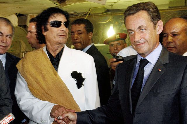 Президент Ливии Каддафи приветствует своего коллегу из Франции Саркози в Дворе Баба Азизии в Триполи 25 июля 2007 года.