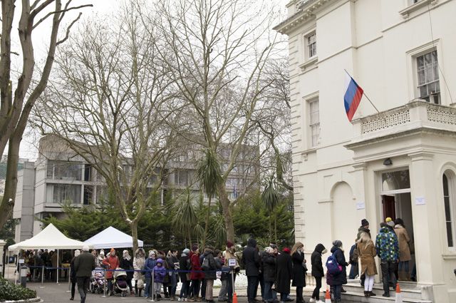 Очередь у входа в избирательный участок в посольстве РФ в Лондоне.
