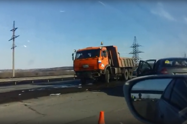 На кузбасской трассе произошло серьезное ДТП с «КамАЗом».
