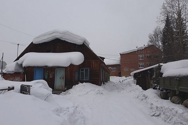 Снежная «лавина» с этой крыши накрыла жительницу посёлка. 