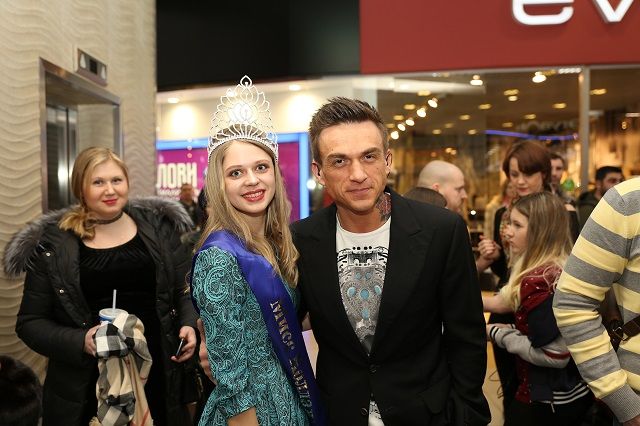 Влад Топалов и победительница конкурса красоты «Королева коллажа» Яна Комарова.