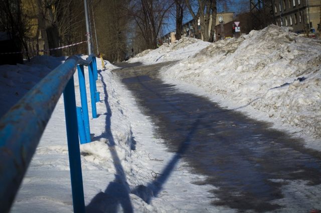 Тротуары в Новосибирске превратились в катки.