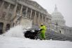 Уборка снега на Капитолийском холме в Вашингтоне.