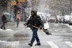 Мужчина во время снежной бури в районе Чайнатаун в Нью-Йорке.