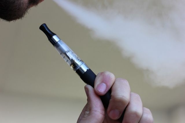 Пока в Госсовете планируют запретить несовершеннолетним покупку электронных сигарет. 