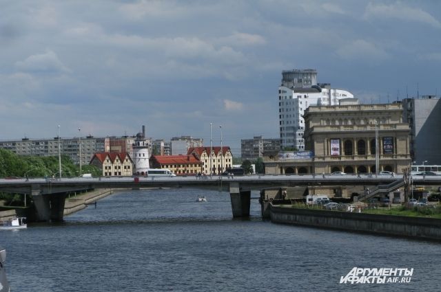 На эстакадном мосту в Калининграде на месяц перекроют две полосы.