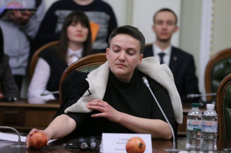 Надежда Савченко во время заседания Регламентного Комитета рассказывала о домогательствах со стороны майора ВСУ, который сегодня является Героем Украины, а также принесла в Раду два граната, которые также вызвали прецедент. Юрий Луценко не раз обращался в Наде с фразой