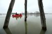 Работники Красного Креста плывут на лодке во время наводнения в Летованике, Хорватия.