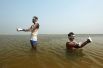 Мужчины купаются в озере по случаю Всемирного дня воды, Ченнаи, Индия.