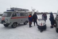 Рыбаков ищут на снегоходе и тракторе.