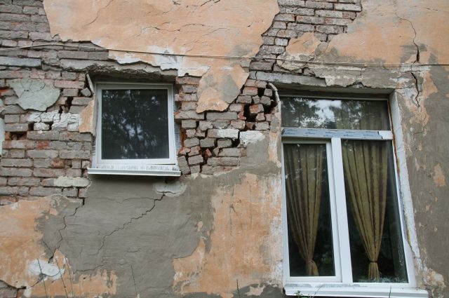 В Омске почти 200 аварийных домов.