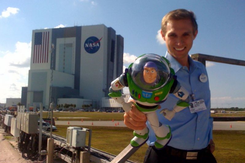 В 2008 году в космос отправилась фигурка астронавта Базза Лайтера из «Истории игрушек». На МКС ее доставил шаттл «Дискавери» STS-124. Спустя полтора года она также вернулась на Землю.