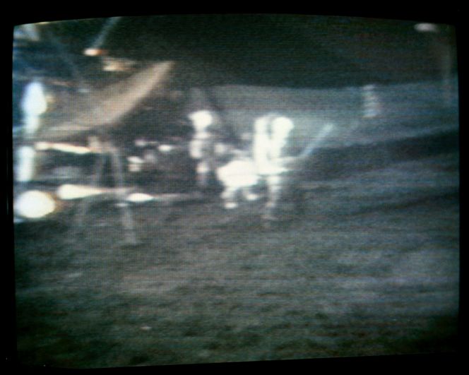 Во время миссии «Аполлона-14» в 1971 году астронавты привезли на Луну мяч для гольфа. После исследования поверхности планеты Алан Шепард вынул из кармана скафандра мяч и, пользуясь одним из инструментов в качестве клюшки, сделал знаменитый удар «на мили и мили».