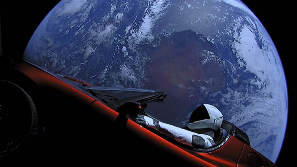 В феврале 2018 года компания SpaceX впервые запустила в космос новую мощнейшую ракету-носитель Falcon Heavy. На ее борту находится Tesla Rodster ярко-красного цвета из личной коллекции Илона Маска. За рулем — манекен Стармэн в скафандре.