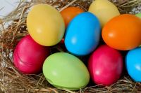 Существует как минимум три гипотезы, почему на Пасху красят яйца.