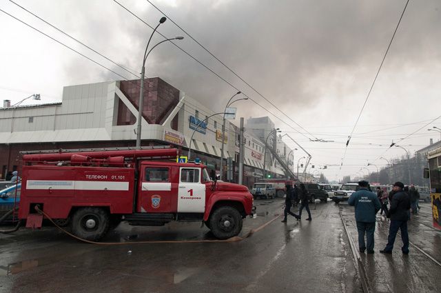 Сотрудники пожарной охраны МЧС борются с пожаром в торговом центре «Зимняя вишня» в Кемерово.