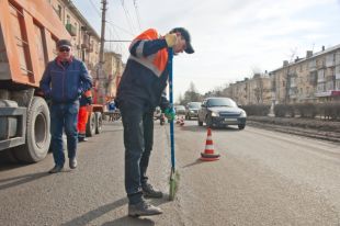 Перед нанесением разметки дороги должны тщательно убрать.