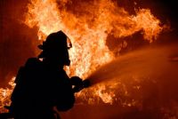 На месте пожара пропал 37-летний боец пожарной службы.